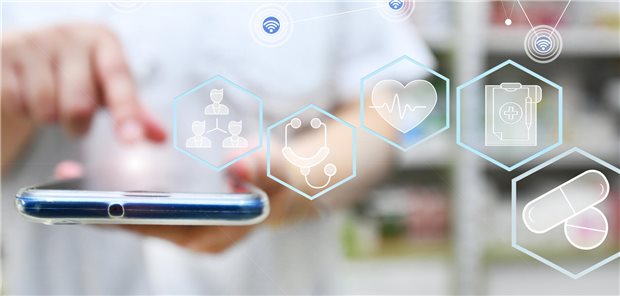 Hand tippt auf Smartphone mit verschiedenen digitalen Symbolen im Vordergrund