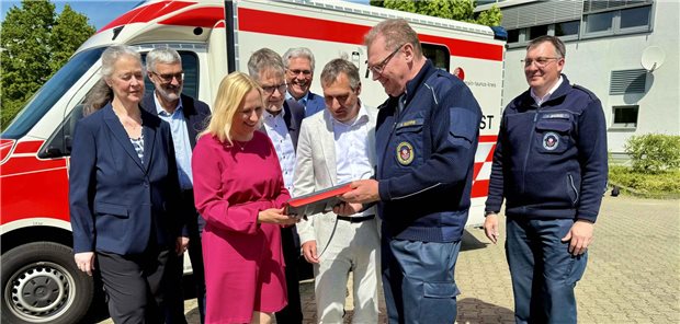 Hessens Gesundheitsministerin Diana Stolz mit Vertretern von KV, Kassen, Kliniken und Rettungsdienst  beim Start von „SaN“ in Hofheim.