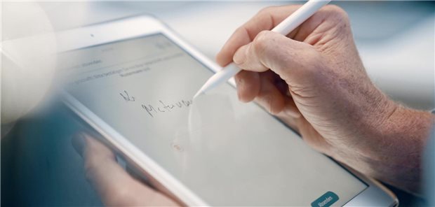 Digitale Fragebögen vor dem Erstkontakt oder zu Quartalsbeginn können einen Teil des Patientengesprächs vorwegnehmen. Patientinnen und Patienten können die Fragen bereits zu Hause beantworten und dann an die Praxis auf einem sicheren Weg übermitteln. 