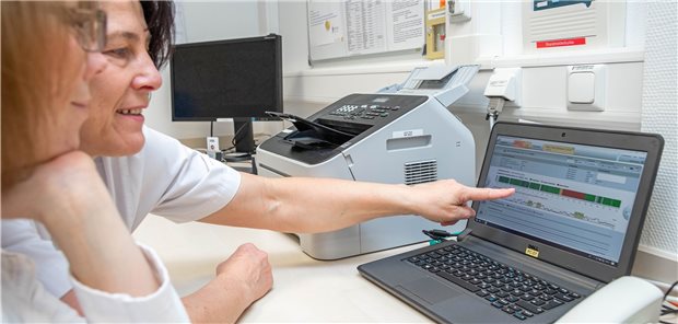 Smart Hospital: Vorfahrt für Bits und Bytes sorgt für mehr Zeit am Patienten Digitalisierte Pflege an der Universitätsmedizin Essen: Sabrina Rosenkranz (li.), Stationsleitung UC2 und UC3/4, und Suada Salikic, stellvertretende Stationsleitung UC2, begutachten an einem Monitor das Bewegungsprofil eines Patienten.