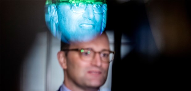 E-Patientenakte wird für Ärzte Pflicht „Digitalisierter“ Gesundheitsminister: Jens Spahn durch eine TV-Kamera.