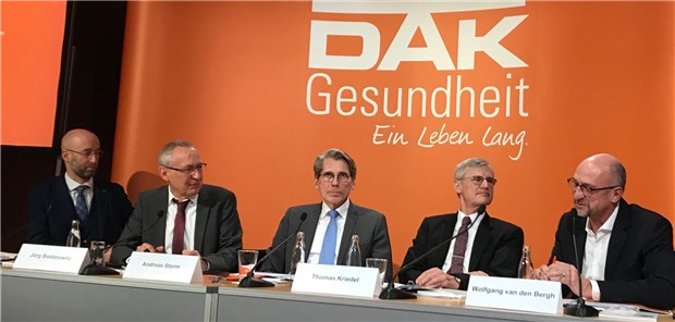 Digitalisierung muss für Ärzte nutzwertig sein Digitalisierungs-Diskussion – von links: Dr. Alexander Schachinger, EPatient RSD GmbH; Jörg Bodanowitz, Leiter der Unternehmenskommunikation der DAK Gesundheit; Andreas Storm, DAK-Vorstandsvorsitzender; Dr. Thomas Kriedel, KBV-Vorstand, und Wolfgang van den Bergh, Chefredakteur der Ärzte Zeitung und Director News & Politics Springer Medizin Verlag.