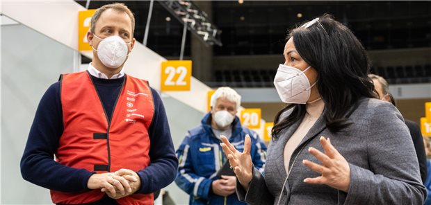 Gesundheitssenatorin: Berliner sollen COVID-19-Impfstoff wählen können Dilek Kalayci (SPD), Berliner Gesundheitssenatorin, im Impfzentrum im Velodrom. Neben ihr steht Mario Czaja, ehrenamtlicher Präsident des Deutschen Roten Kreuzes (DRK) in Berlin und Berliner CDU-Abgeordneter. Im Velodrom ist ein Impfzentrum aufgebaut, in dem gegen das Coronavirus geimpft werden kann.