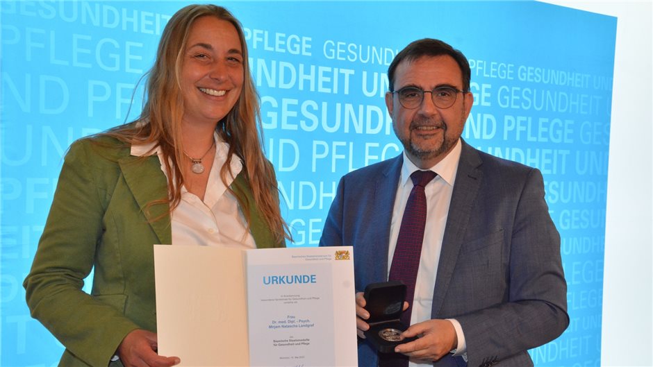 Diplom-Psychologin Dr. Mirjam Landgraf gilt bundesweit als Expertin der Fetalen Alkoholspektrumsstörung ( FASD). Für ihr Engagement in ihrem Fachgebiet verlieh ihr Gesundheitsminister Klaus Holetschek die Bayerische Staatsmedaille für Verdienste um Gesundheit und Pflege.