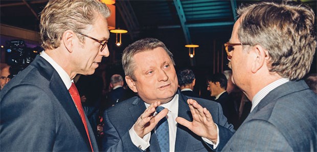 Diplomatisch aber verbindlich: Gesundheitsminister Hermann Gröhe (Mitte) im Gespräch mit BÄK-Präsident Professor Frank Ulrich Montgomery (rechts) und KBV-Chef Dr. Andreas Gassen.
