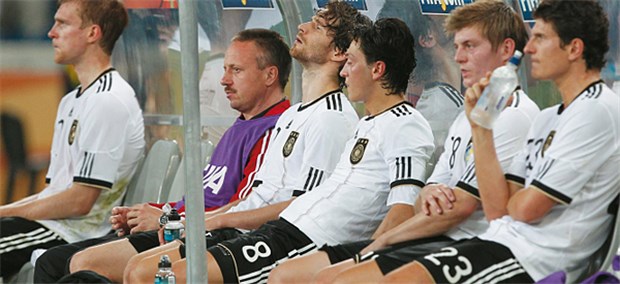 Trotz Niederlage: Löw verteilt großes Lob an sein Team Direkt nach der Niederlage gegen Spanien ist die Enttäuschung bei den deutschen Spielern groß.