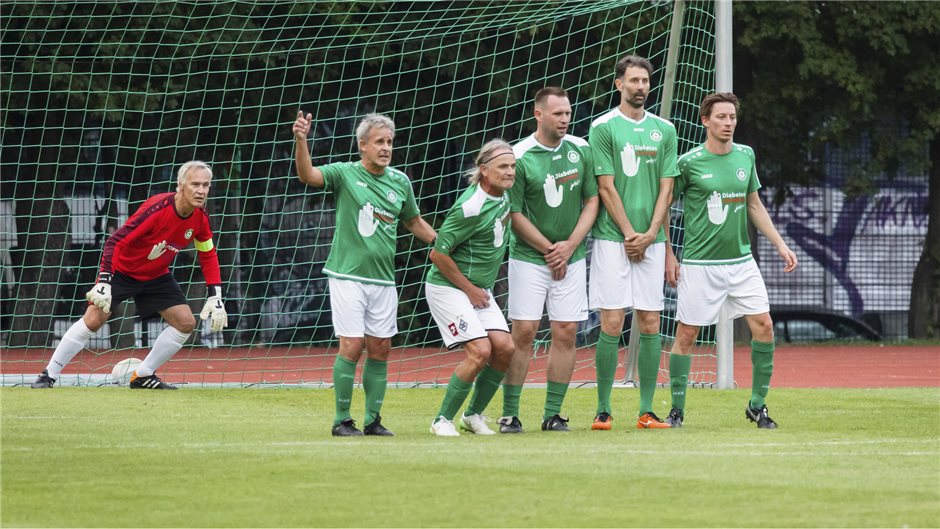 Dirigent auf dem Platz und Botschafter für Diabetes: Ex-Weltmeister Pierre Littbarski – hier links in der Abwehrmauer – als Mitspieler im Diabetesologen-Team.