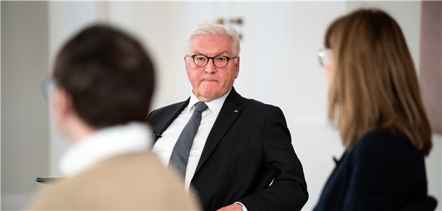 KBV-Vorstand kritisiert Impf-Debatte des Bundespräsidenten: „Eine Groteske“ Bundespräsident Frank-Walter Steinmeier (M) diskutiert mit Gästen im Schloss Bellevue, sowie digital zugeschalteten Teilnehmerinnen und Teilnehmern, über das Für und Wider einer Impfpflicht zur Überwindung der Covid-19-Pandemie in Deutschland. Zu den Gästen zählen Menschen, die sich in Briefen an den Bundespräsidenten gewendet und darin erklärt haben, warum sie eine allgemeine Impfpflicht ablehnen bzw. befürworten würden, sowie Bürgerinnen und Bürger, die in ihren Berufen in den zurückliegenden