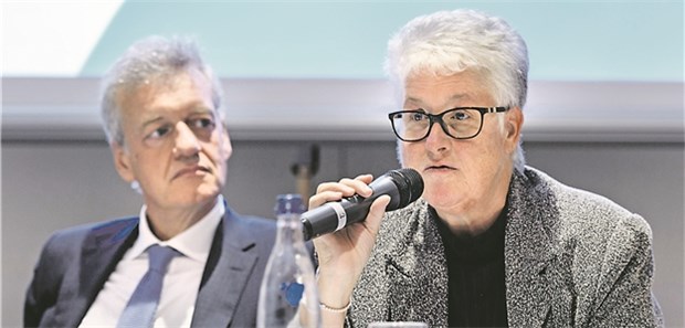 Der Weg zu integrativen Lösungen ist weit Diskussion beim Ersatzkassenforum: Klinikdirektorin Dr. Susann Breßlein und der Vorsitzende des Sachevrständigenrats zur Begutachtung der Entwicklung im Gesundheitswesen, Professor Ferdinand Gerlach.