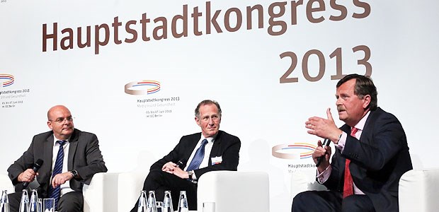Von toten Pferden und dem lieben Geld Diskussion mit überraschenden Perspektivwechseln: BÄK-Chef Professor Frank Ulrich Montgomery (v.r.), Professor Rürup und Dr. Edgar Franke.