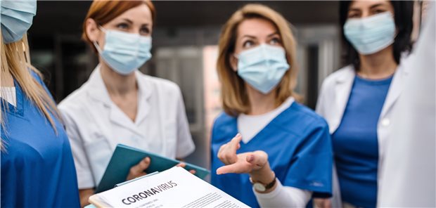 Diskussion über den Eigenschutz: 63 an COVID-19 erkrankte Mitarbeiter von Praxen und Kliniken sind in Deutschland bereits gestorben.