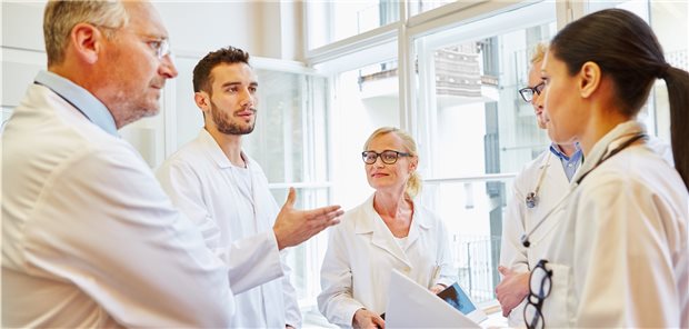 Diskussion über mögliche Differentialdiagnosen. Auch bei einem Patienten mit Flügelschlag-Tremor war spanischen Kollegen die Genese des Tremors zunächst unklar. (Symbolbild)