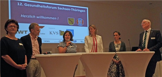 Statt kleiner Kliniken besser Gesundheitszentren? Diskussion um Gesundheitszentren: Andrea Keßler, Dominik Graf von Stillfried, Cathleen Bochmann, Susanne Ozegowski, Simone Hartmann und Klaus Heckemann (von links) beim Gesundheitsforum Sachsen-Thüringen.