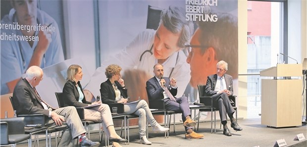 Experten wollen Sektorengrenzen schnell einreißen Diskussion um aktuelle Studie (v.l.): Johann-Magnus von Stackelberg (GKV-Spitzenverband), Dr. Susanne Ozegowski (BV Managed Care), Moderatorin Nana Brink, KBV-Vize Dr. Stephan Hofmeister und Professor Ferdinand Gerlach.