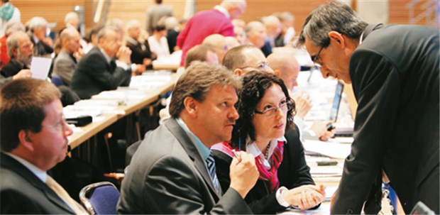 Händeschütteln verbieten? Das will der Ärztetag nicht! Diskussionen, Klarstellungen, Abstimmungen am Rande - Plenarsitzung beim Ärztetag. © Lösel (7)