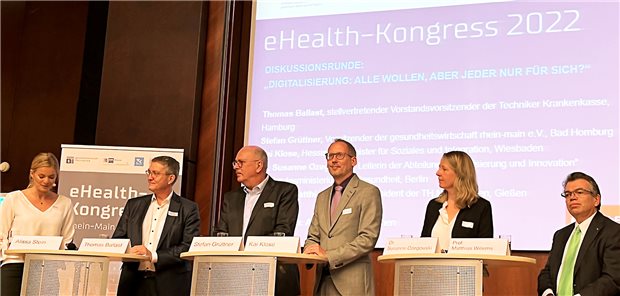 Diskussionsrunde auf dem eHealth-Kongress Rhein-Main (v.l.): Alissa Stein (Moderatorin), Thomas Ballast, stellv. Vorstandsvorsitzender der TK, Stefan Grüttner, Vorsitzender der gesundheitswirtschaft rhein-main, Kai Klose, Hessischer Minister für Soziales und Integration, Dr. Susanne Ozegowski, Leiterin der Abteilung „Digitalisierung und Innovation“ im BMG und Prof. Matthias Willems, Präsident der TH Mittelhessen.
