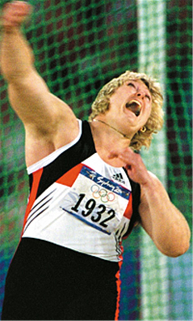 Von der Hochleistungsathletin zur Ärztin Diskuswerferin Ilke Wyludda bei den Olympischen Spielen 2000 in Sydney. Demnächst wird sie Ärztin: Im November legt sie das Staatsexamen ab. © dpa