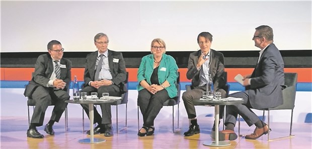 Nach der Wahl sind neue Strategien gefragt Diskutieren Fragen aus der hessischen Gesundheitswirtschaft (von links): Dr. Stefan Ruppert (FDP), Dr. Ralf-Norbert Bartelt (CDU), Kordula Schulz-Asche (Grüne) und Professor Karl Lauterbach (SPD) mit Moderator Friedrich Roeingh.