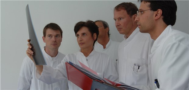 Gute Erfahrungen mit personalisierter Onkologie Diskutieren, beraten, abwägen und Vorschläge erarbeiten: Für das Molekulare Tumorboard treffen sich Kollegen unterschiedlicher Fachdisziplinen.
