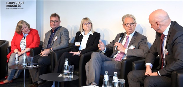 Diskutieren das Für und Wider von Anstellung und Niederlassung: Dr. Gudrun Kaps-Richter, Dr. Peter Velling, Dr. Kristina Zimmermann, Dr. Andreas Gassen, Moderator Armin Ehl (von links).