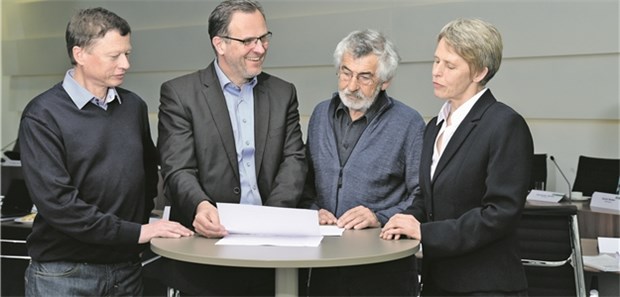 Routinedaten fürs eigene QM nutzen Diskutieren die Qualitätsergebnisse (v.l.): Dr. Ekkehard Bronner (Praxisnetz Reinickendorf), Dr. Jürgen Oldenburg (AGBAN), Ludwig Schaffner-Kubicki (Praxisnetz Neukölln-Tempelhof) und Elisabeth Fichtel (AOK Nordost).