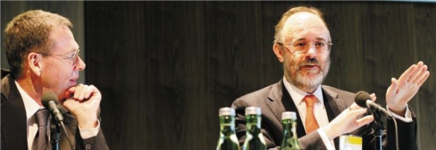 Ambulante Facharztversorgung in der Bredouille Diskutieren über deutsche und österreichische Versorgung: Hermann-Josef Arentz (l).; Dr. Clemens Martin Auer.
