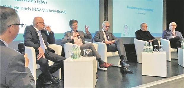 Diskutierten am Freitag auf dem Podium des NAV-Virchow-Bundes (von links): Moderator Andreas Mihm, Dr. Dirk Heinrich, Dr. Heiner Garg, Dr. Andreas Gassen, Dr. Veit Wambach und Wolfgang Zöller.
