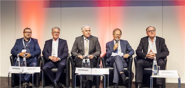 Diskutierten am Freitag beim Hauptstadtkongress in Berlin die Anforderungen an die Klinikreform mit Blick auf die Ambulantisierung (v.l.) : Lutz Freiberg, Leiter des Geschäftsbereichs Verträge, Forschung und Entwicklung der Kassenärztlichen Vereinigung Brandenburg, Dr. Michael Müller, 1. Vorstandsvorsitzender des laborfachärztlichen Berufsverbandes ALM – Akkreditierte Labore in der Medizin, Marc Schreiner, Geschäftsführer der Berliner Krankenhausgesellschaft,  Professor Wolfgang Holzgreve, Ärztlicher Direktor und Vorstandsvorsitzender des Universitätsklinikums Bonn, und Professor Bertram Häussler, Chef der Berliner IGES Gruppe.