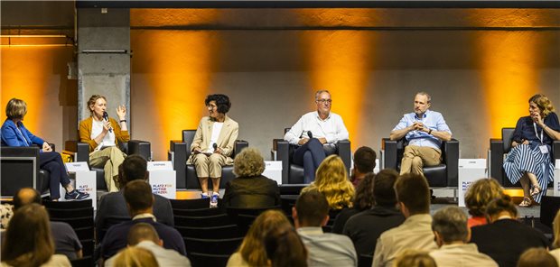 Diskutierten am Mittwoch beim Hauptstadtkongress die Akademisierung der Pflege (v.l.n.r.): Professorin Corinna Trebst, Professorin Astrid Stephan, Moderatorin Vera Lux, Professor Helmut Schiffer, Professor Patrick Jahn und Professorin Rebecca Palm.