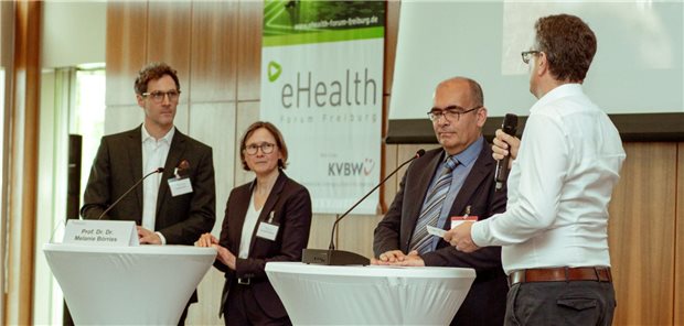 Diskutierten am Samstag in Freiburg über Digitalisierung und Telematikinfrastruktur: Sebastian Zilch vom BMG, Prof. Dr. Dr. Melanie Börries (Uniklinikum Freiburg), KVBW-Vorstandsvorsitzender Dr. Karsten Braun, Moderator und KVBW-Geschäftsbereichsleiter Tobias Binder (v.l.n.r.).
