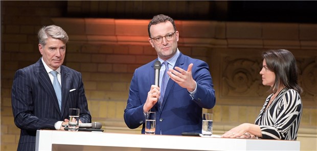 Spahn will Rabattverträge nicht infrage stellen Diskutierten angeregt beim vfa-Herbstsymposium: vfa-Präsident Han Steutel und Bundesgesundheitsminister Jens Spahn mit der Moderatorin Isabelle Körner (v.l.n.r.)