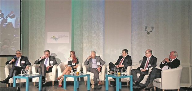 Estland als Digitalisierungs-Vorreiter Diskutierten auf dem Europäischen Gesundheitskongress über Digitalisierung – von links: Dr. Carlo Conti (Anwalt), Andreas Storm (DAK), Sandra Särav (Wirtschaftsministerium Estland), Dr. Franz Joseph Bartmann (BÄK), Dr. Gottfried Ludewig (BMG), Dr. Peter Gocke (Charité Berlin), Dr. Wolfgang Krombholz (KVB)