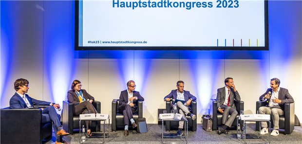 Diskutierten auf dem Hauptstadtkongress um die geplanten Vorhaltepauschalen (v.l.): Moderator Nils Dehne, Professorin Erika Raab, Professor Boris Augurzky, Alexander Hewer, Johannes Wolff und Professor Djordje Nikolic.