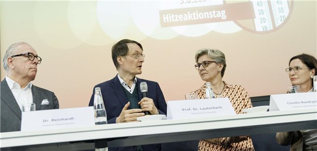 Diskutierten auf dem Hitzeschutztag (v.l.). BÄK-Chef Klaus Reinhardt, Minister Lauterbach, Claudia Andrysch vom AWO-Vorstand und Hausärzteverbands-Chefin Professor Nicola Buhlinger-Göpfarth