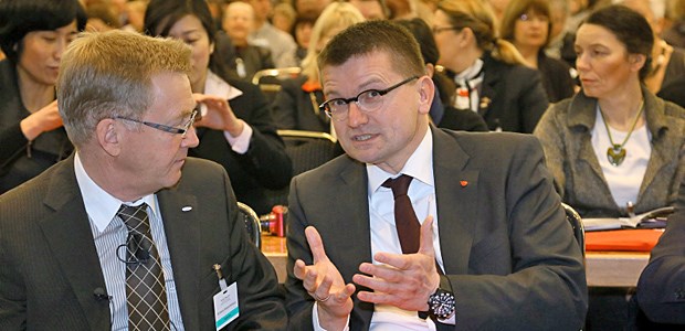 'Geschicke selbst in die Hand nehmen' Diskutierten bei der Eröffnungsveranstaltung des Kongresses von Springer Medizin über die Zukunft der Pflege: Präsident des Pflegerates, Andreas Westerfellhaus (links), und Gesundheitsstaatssekretär Thomas Ilka.