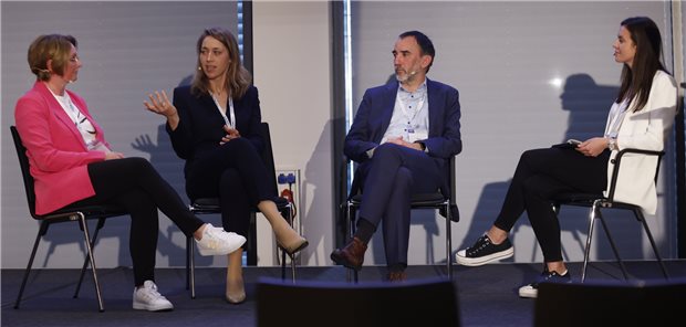 Diskutierten beim DGIM-Kongress die Auswirkungen des Krankenhauszukunftsgesetzes (v.l.): Tanja Schäfer, Arabelle Blum und Dr. Michael von Wagner. Moderiert wurde das Gespräch von Miriam Golis.
