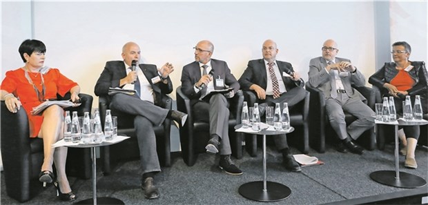 SpiFa-Plan hat kaum Chancen Diskutierten beim Fachärztetag auf dem Hauptstadtkongress: Christine Aschenberg-Dugnus (FDP), Dietrich Monstadt (CDU), Moderator Wolfgang van den Bergh, Edgar Franke (SPD), Dirk Heinrich (SpiFa-Vorstand) und Kathrin Vogler (Linke).