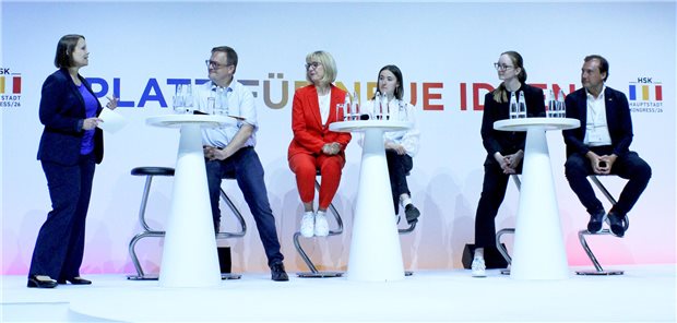Diskutierten beim Hauptstadtkongress über Grenzverletzungen im Gesundheitswesen: Heike Bökenkötter, Chefredakteurin Ärzte Zeitung, Chefarzt Lars Herda, MB-Vorsitzende Susanne Johna, Medizinstudentin Yamina Probst, Michelle Förstel, Ärztin in Weiterbildung, und Alex Friedrich, Ärztlicher Direktor Uniklinikum Münster (v.l.)