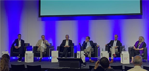 Diskutierten darüber, wie aus Forschung schneller medizinische Versorgung werden könnte (v.l.n.r.): Dr. Thomas Kaiser (IQWiG), Han Steutel (vfa), Dr. Gerhard Schillinger(AOK-Bundesverband), Professor Nisar Malek (Uniklinik Tübingen), Professor Ingo B. Autenrieth (Uniklinik Heidelberg) und Moderatorin Lisa Braun.
