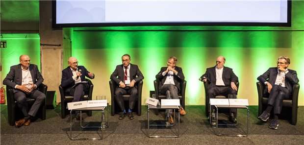 Diskutierten in Berlin über die Finanzlage der Kassen (v.l.): Jens Martin Hoyer (AOK), Wolfgang van den Bergh (Ärzte Zeitung), Prof. Christoph Straub (Barmer), Dr. Jens Baas (TK), Franz Knieps (BKK Dachverband) und Andreas Storm (DAK).
