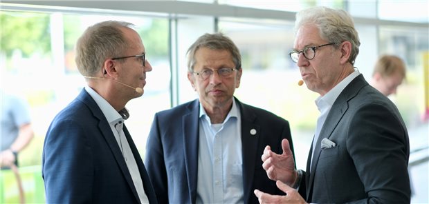 Diskutierten in Frankfurt über mögliche Lehren aus der Corona-Pandemie: Hessens Sozialminister Kai Klose, der Charité-Vorsitzende Heyo Kroemer und KBV-Chef Andreas Gassen (v.l.).