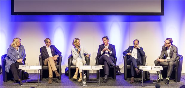 Diskutierten über Chancen und Risiken der Digitalisierung (v.l.): Dr. Barbara Hogan, Axel Post, Sibylle Stauch-Eckmann, Dr. Jens Schick, Prof. Dr. Ahmed Madisch, Moderator Guido Paterna.