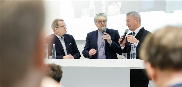 Health-Apps: Kassen fahren mit angezogener Handbremse Diskutierten über E-Patientenakten und Apps auf Rezept: TK-Chef Dr. Jens Baas (l.) und NRW-Wirtschaftsminister Professor Andreas Pinkwart (r.).