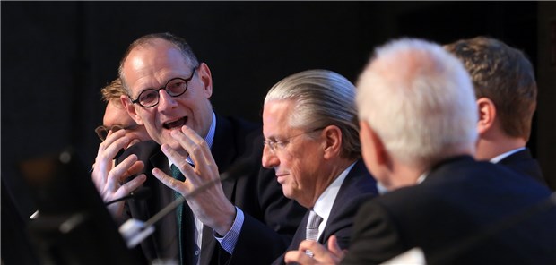 Die Regulierung und ihre Nebenwirkungen Diskutierten über „Regulierung statt Modernisierung“ (v.l.): Felix Happel (Porterhouse Group), Dr. Bernd Montag (Siemens Healthineers), Professor Jochen Werner (UK Essen), Dr. Gottfried Ludewig (BMG), Moderator Professor Heinz Lohmann, sowie (nicht im Bild) Dr. Gerald Gaß (DKG), Andreas Schlüter (Knappschaft-Kliniken) und Peter Vullhings (Philips).
