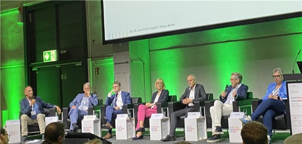 Kassenbeiträge von 20,6 Prozent – wie lässt sich das vermeiden? Diskutierten über Vorhaben in der Gesundheitspolitik bis zur nächsten Bundestagswahl (v.l.n.r.): Moderator Peter Thelen, Dr. Gerald Gaß (DKG), Dr. Florian Reuther (PKV-Verband), Dr. Susanne Johna (MB), Michael Weller (BMG), Andreas Storm (DAK Gesundheit) und Christine Vogler vom Deutschen Pflegerat.