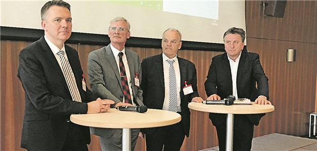 Diskutierten über das Tempo der Digitalisierung (von links): Christian Klose (BMG), KBV-Vorstand Dr. Thomas Kriedel, Dr. Johannes Fechner (KV-Vize Baden-Württemberg) und Sozialminister Manne Lucha.