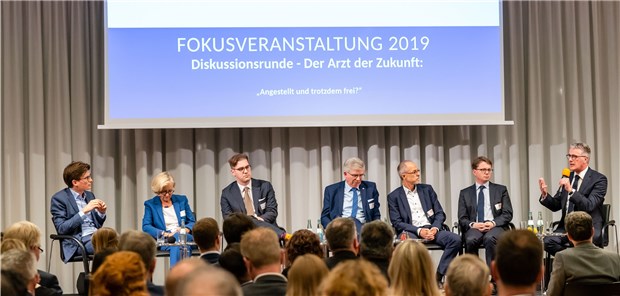 Kritik an Ökonomisierung der Medizin Diskutierten über den Arztberuf der Zukunft (v.l.n.r.): Kevin Schulte, Sprecher Bündnis Junge Ärzte, BÄK-Vize Dr. Ellen Lundershausen, CSU-Gesundheitspolitiker Dr. Stephan Pilsinger, FDP-Gesundheitspolitiker Professor Andrew Ullmann, GKV-Politikchef Michael Weller, PKV-Chef Dr. Florian Reuther und ALM-Vorsitzender Dr. Michael Müller.