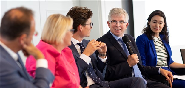 Verfehlt die Impfpflicht ihr Ziel? Diskutierten über die Impfpflicht (v.l.): IKK-Südwest-Vorstand Roland Engehausen, Grünen-Politikerin Kordula Schulz-Asche, Dr. Kevin Schulte, FDP-Politiker Professor Andrew Ullmann und Dr. Patricia Shadiakhy (KV Nordrhein).