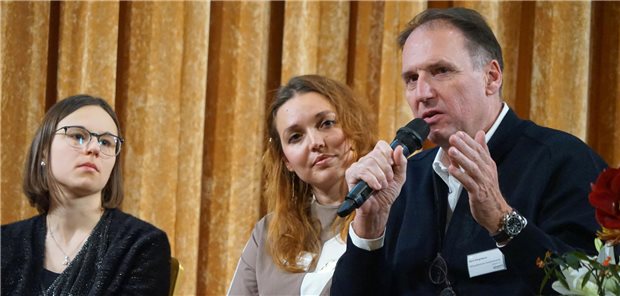 Diskutierten über die Perspektiven der Niederlassung: Studentin und PJlerin Franziska Bednarski, Promotionspreisträgerin Louisa Hecht sowie Dirk Neugebauer, Gesundheitsmanager und Kuratoriumsmitglied der Stiftung Bayerischer Hausärzteverband (v.l.).