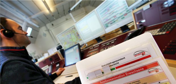 Bilanz für 2024: Mehr Ersthelfer haben Patienten reanimiert Disponent in der Integrierten Leitstelle der Berufsfeuerwehr in München. Im Vordergrund ist als Anleitung der Algorithmus für eine Telefonreanimation zu sehen.